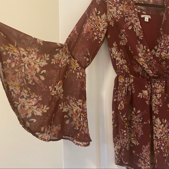 Bell Sleeve Floral Romper with Pockets - Picture 4 of 6